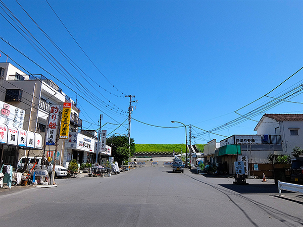 清洲橋通りの終点には青空が広がってました