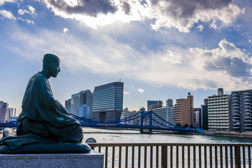 芭蕉像と清洲橋