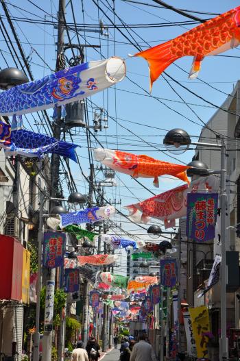 亀戸五丁目中央通り商店街　亀戸・下町こいのぼり祭り