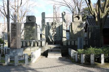 富岡八幡宮境内(横綱力士碑)