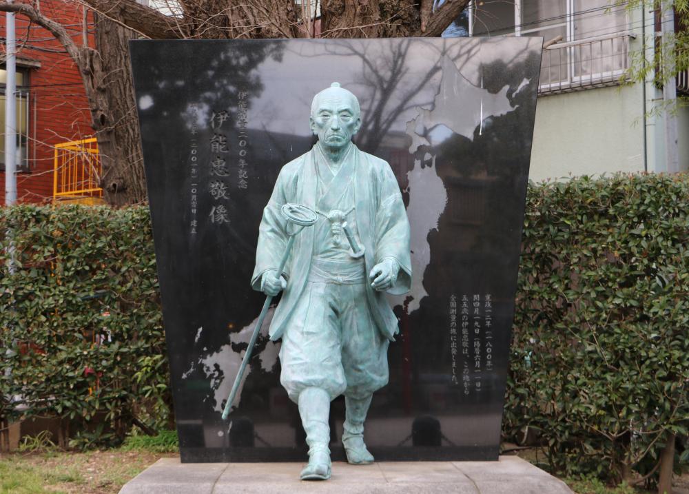 伊能忠敬像・富岡八幡宮大鳥居(いのうただたかぞう・とみおかはちまんぐうおおとりい)