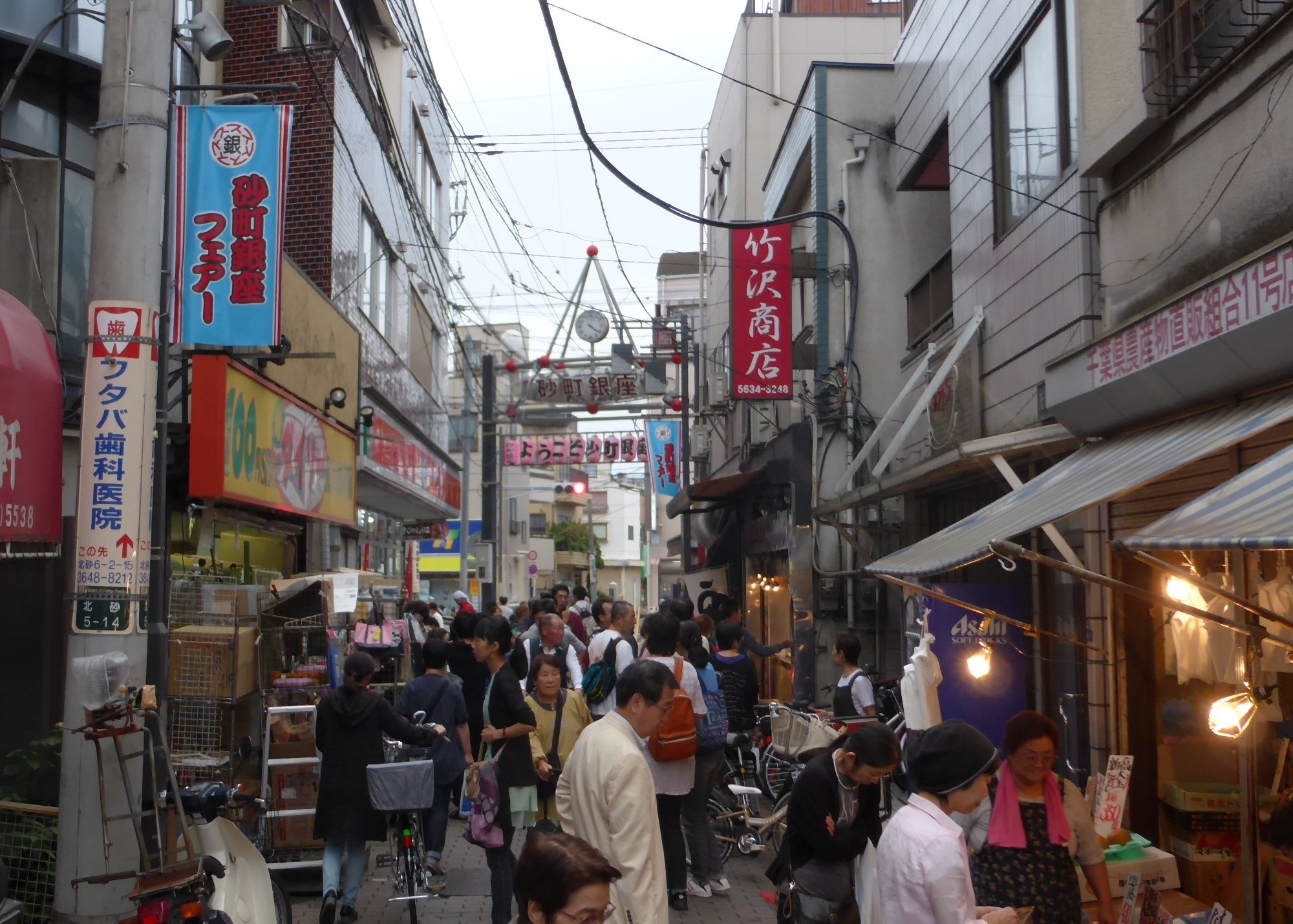 下町人情あふれる商店街へ